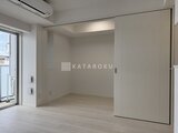 ACPレジデンス浅草 明るく開放的なリビングダイニングと洋室を仕切る大型引き戸