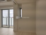 ACPレジデンス浅草 明るい印象のリビングダイニングから続くバルコニーへの眺望