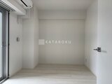 ACPレジデンス浅草 明るい印象の洋室、床はフローリング、エアコン完備の空間