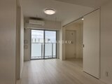 ACPレジデンス浅草 明るい採光が入るリビングダイニングと廊下の開放的な空間