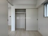 ACPレジデンス浅草 大容量のクローゼットと引き戸が付いた寝室の様子