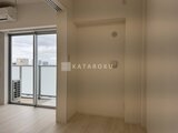 ACPレジデンス浅草 開放的なバルコニーへ続くガラス戸のあるリビングダイニング