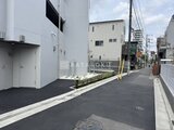 ジェノヴィア北千住 建物側面から続く、整備された駐車場エントランスの様子