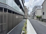 ジェノヴィア北千住 建物と道路沿いの風景を撮影した、落ち着いた印象の周辺環境