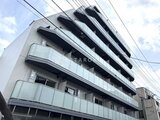 ジェノヴィア北千住 モダンなバルコニーを備えた建物の外観