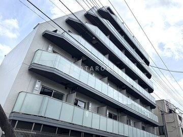 ジェノヴィア北千住 モダンなバルコニーを備えた建物の外観