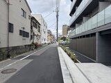 ジェノヴィア北千住 前面道路から見た建物と周辺環境の様子