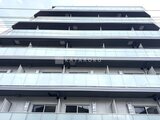 ジェノヴィア北千住 モダンなデザインのマンション外観、整然と並ぶバルコニーと窓