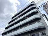 ジェノヴィア北千住 白と濃紺の配色が印象的なマンション外観