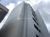 ジェノヴィア北千住 下層部分から見上げたモダンな建物外観
