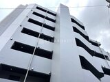 ジェノヴィア北千住 モダンな外観の白を基調とした建物を下から見上げた様子