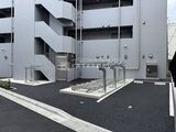 ジェノヴィア北千住 建物側面から見た駐輪場と階段の様子
