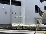 ジェノヴィア北千住 白を基調とした建物の側面と緑のプランター、手すりが見える外観
