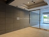 ジェノヴィア北千住 モダンな仕上げの共用廊下とガラス扉のエントランス