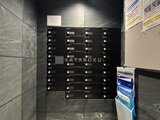 ジェノヴィア北千住 メールボックスが整然と並ぶ共用部のエントランス付近