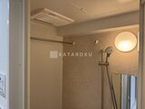 ジェノヴィア北千住 浴室乾燥機と円形ライト付きのシャワールーム