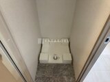 ジェノヴィア北千住 トイレ入口から見た清潔感のあるトイレ空間