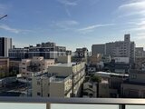 ジェノヴィア北千住 バルコニーから見た開放的な都市景観と青空