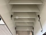 ジェノヴィア北千住 収納力の高い可動棚が備わった物入れの内部