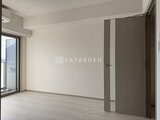 ジェノヴィア北千住 明るい床と落ち着きのある建具がある広めのリビング空間