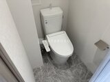 ジェノヴィア北千住 温水洗浄便座付きの清潔感あるトイレ空間
