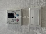 ジェノヴィア北千住 ガス給湯器のコントローラーと換気スイッチが設置された壁面