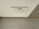 ジェノヴィア北千住 天井に設置された浴室乾燥機と照明、コンセント付きのユーティリ