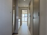ジェノヴィア北千住 明るい採光が入る廊下とバルコニーへの動線