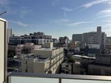 ジェノヴィア北千住 バルコニーから見た開放的な街並みと青空