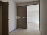 ジェノヴィア北千住 落ち着いた色合いの建具と明るい床材の洋室