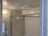 ジェノヴィア北千住 天井に浴暖乾燥機を備えた落ち着いた色合いのバスルーム