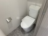ジェノヴィア北千住 温水洗浄便座付きトイレと手洗いカウンターが備わった清潔なトイ