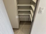 ジェノヴィア北千住 棚が整理された玄関クローゼット