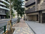 コンシェリア町屋 緑に包まれた落ち着いた街並みから見た建物エントランス