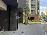 コンシェリア町屋 植栽を配した開放的なエントランスアプローチ