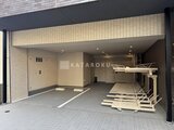 コンシェリア町屋 建物エントランス前の開放的なアプローチと駐輪スペースの様子