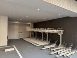 コンシェリア町屋 自転車ラックが整然と並ぶモダンな駐輪スペース