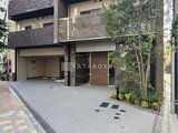 コンシェリア町屋 モダンな外観の建物とゆとりのある駐車スペース