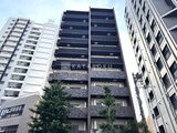コンシェリア町屋 周辺建物に囲まれた落ち着いた雰囲気の建物外観