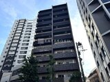 コンシェリア町屋 周辺建物に囲まれた、モダンな外観の中層マンション
