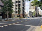 コンシェリア町屋 前面道路から見た建物と周辺街並みの様子