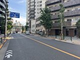 コンシェリア町屋 前面道路から見た建物と街並みの風景