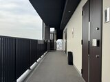 コンシェリア町屋 モダンな外観の共用廊下から見た開放的なバルコニー空間
