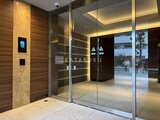 コンシェリア町屋 木調パネルと間接照明で落ち着いた雰囲気のエントランスホール