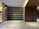 コンシェリア町屋 モダンな木目調パネルと間接照明で統一された落ち着きのあるエン