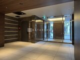 コンシェリア町屋 木調天井と石造りの壁が落ち着いた雰囲気のエントランスホール