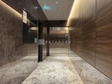 コンシェリア町屋 モダンな落ち着いた色合いの共用ロビーとエレベーター
