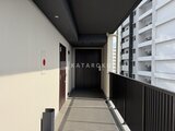 コンシェリア町屋 モダンな印象のエレベーターホール前の廊下と共用通路
