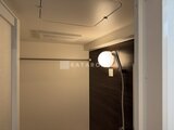コンシェリア町屋 暖色照明が優しく照らす浴室、黒を基調とした壁面がモダンな印象