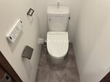 コンシェリア町屋 トイレ一体型の洗面台とウォシュレット付きの便器が配置された清